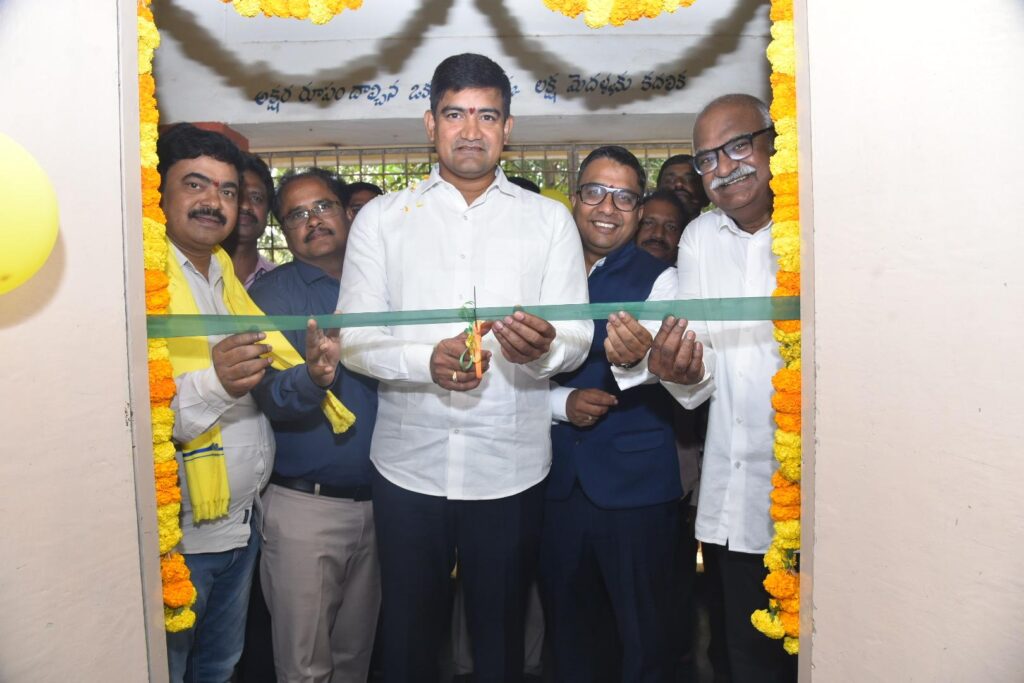 The minister inaugurated the digital computer lab.